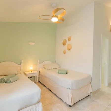 Beautiful 4 Bedroom House With Phenomenal Golf And Mountain Views Aparthotel San Miguel de Abona